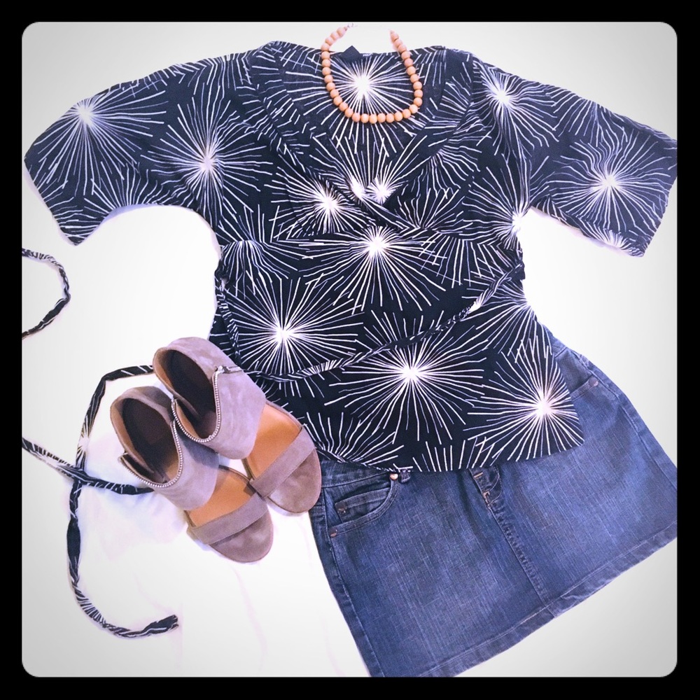 H&M black and white starburst flutter blouse